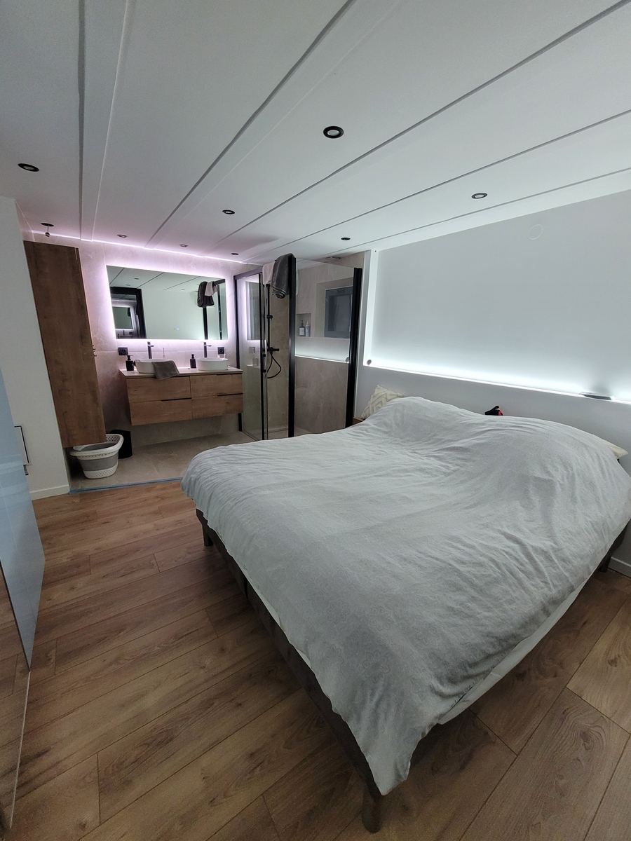 Chambre ouverte sur salle d'eau, murs et plafond repeints en blanc — réalisation Artisan Peintre 06