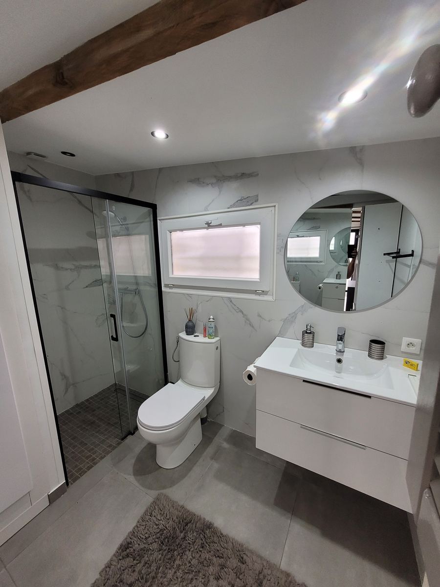 Salle de bain de studio, murs et plafond repeints en blanc, faïence effet marbre — réalisation Artisan Peintre 06